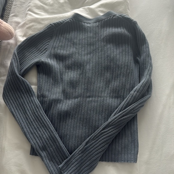 Aritzia Cardigan - size medium - Picture 4 of 6